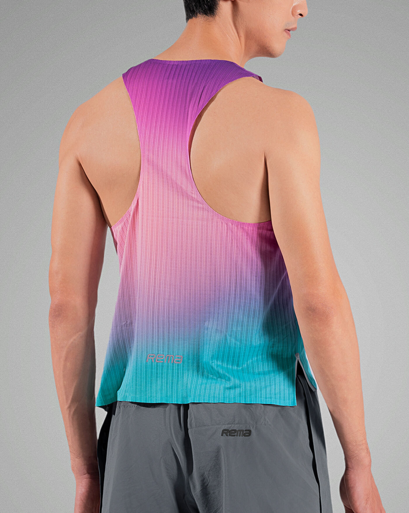 Feather Lite 跑步背心-圓領 hover