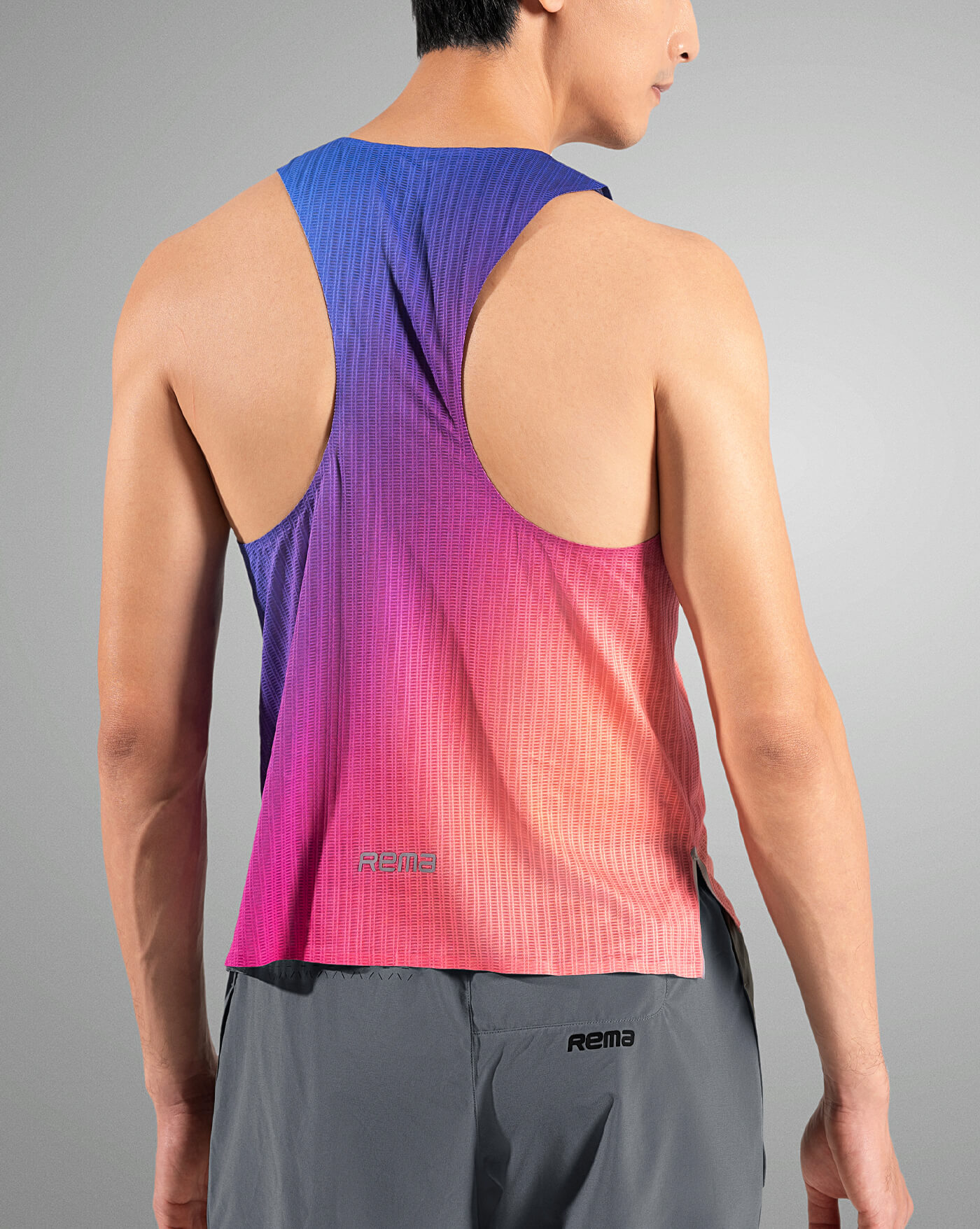 Feather Lite 跑步背心-圓領 hover