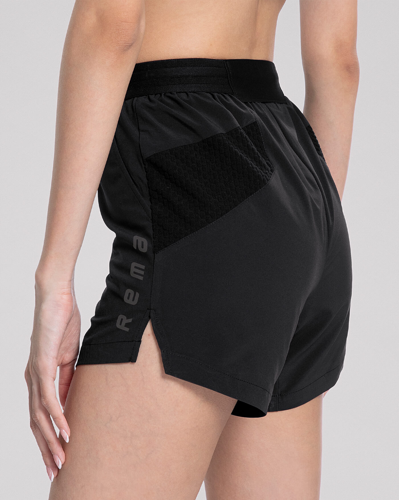 全方位超輕運動短褲 hover