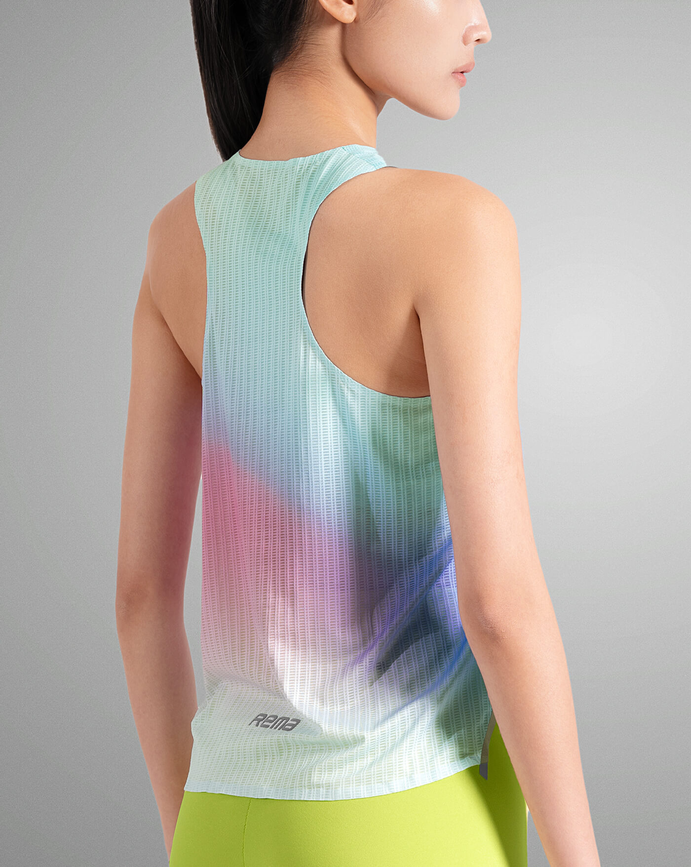 Feather Lite 跑步背心-圓領 hover